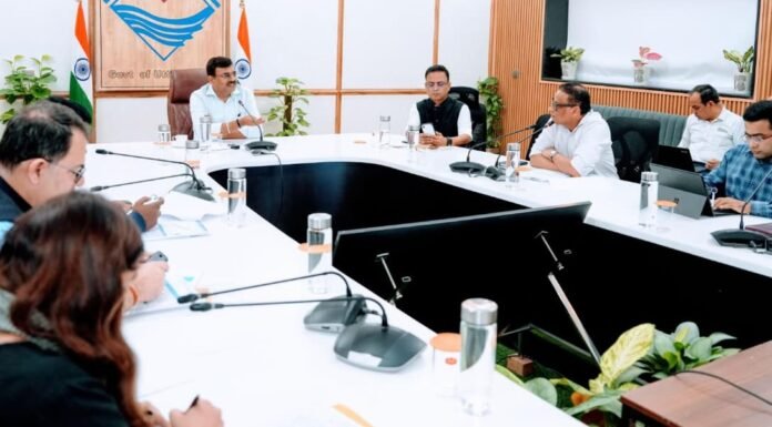 Dehradun:-मुख्य सचिव आनन्द बर्द्धन ने राजस्व वृद्धि के सम्बन्ध में अधिकारियों के साथ की बैठक