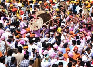 Champawat:-देवीधुरा में फलों-फूलों से बरसी बग्वाल,ऐतिहासिक पाषाण युद्ध के साक्षी बने लाखों श्रद्धालु