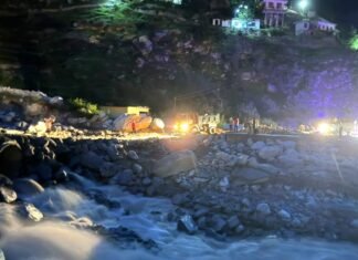 Chamoli:-मुख्यमंत्री पुष्कर धामी के निर्देशों का असर,तमक नाले में ह्यूम पाइप डालकर अस्थाई मोटर मार्ग तैयार,वाहनों की आवाजाही हुई सुचारु