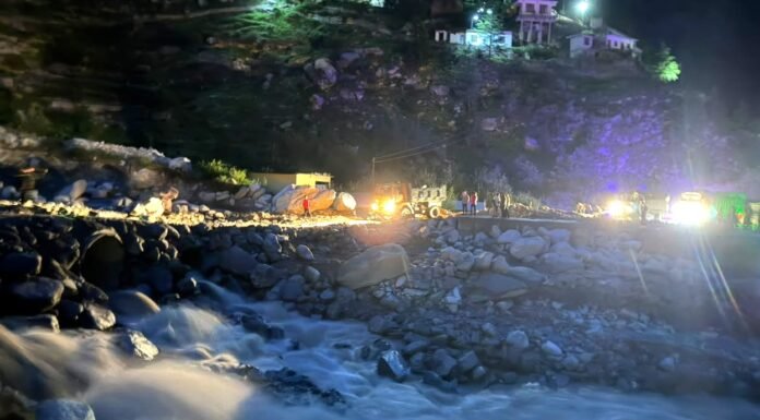 Chamoli:-मुख्यमंत्री पुष्कर धामी के निर्देशों का असर,तमक नाले में ह्यूम पाइप डालकर अस्थाई मोटर मार्ग तैयार,वाहनों की आवाजाही हुई सुचारु