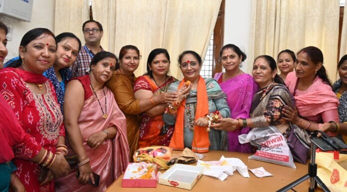 Pauri Garhwal:-कोटद्वार क्षेत्रवासियों के साथ विधानसभा अध्यक्ष ऋतु खण्डूडी भूषण ने मनाया रक्षा बंधन