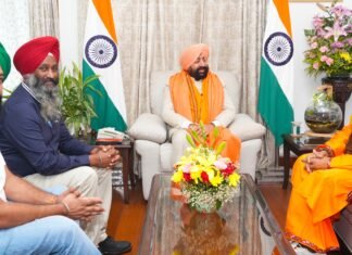 Uttarakhand:-राज्यपाल गुरमीत सिंह से भगवान गिरि आश्रम सिद्ध पीठ,ऋषिकेश एवं पंजाब के पीठाधीश्वर डॉ.स्वामी भूपेंद्र गिरि जी ने की शिष्टाचार भेंट