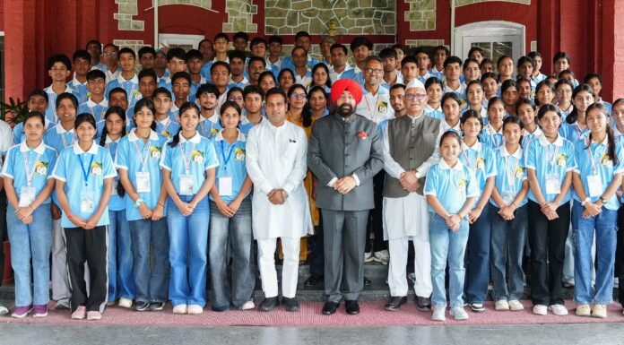 Uttarakhand:-देवप्रयाग विधानसभा क्षेत्र से भारत दर्शन शैक्षिक यात्रा पर जा रहे मेधावी छात्र-छात्राओं ने राज्यपाल गुरमीत सिंह से की मुलाकात