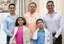 Uttarakhand:-तंजानिया,अफ्रीका की सबसे ऊंची चोटी माउंट किलिमंजारो का सफल आरोहण करने वाले उत्तराखंड के नन्हे पर्वतारोही मास्टर रियांश पंत और प्रिशा रावत ने सीएम धामी से की भेंट