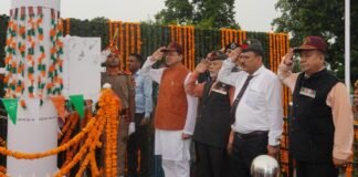 Champawat:-सीमांत क्षेत्र में शहीद स्मारक एवं विशाल तिरंगे का लोकार्पण,सीएम धामी ने वीर शहीदों को किया नमन