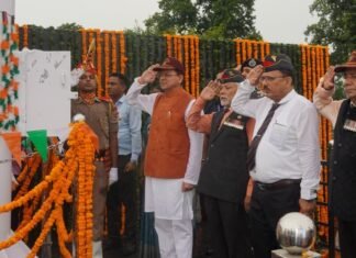 Champawat:-सीमांत क्षेत्र में शहीद स्मारक एवं विशाल तिरंगे का लोकार्पण,सीएम धामी ने वीर शहीदों को किया नमन