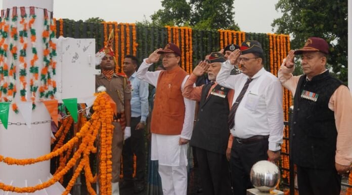 Champawat:-सीमांत क्षेत्र में शहीद स्मारक एवं विशाल तिरंगे का लोकार्पण,सीएम धामी ने वीर शहीदों को किया नमन