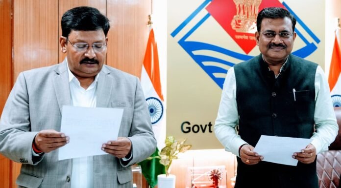 Uttarakhand:-मुख्य सचिव आनन्द बर्द्धन ने दीपेन्द्र चौधरी को दिलाई उत्तराखण्ड सेवा का अधिकार आयोग में आयुक्त पद के लिए पद की शपथ
