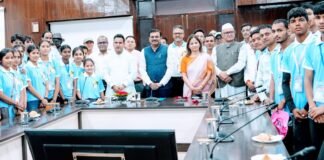 Uttarakhand:-देवप्रयाग विधानसभा क्षेत्र के टॉपर विद्यार्थियों ने मुख्य सचिव आनन्द बर्द्धन से की मुलाकात