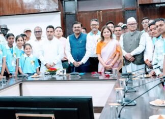 Uttarakhand:-देवप्रयाग विधानसभा क्षेत्र के टॉपर विद्यार्थियों ने मुख्य सचिव आनन्द बर्द्धन से की मुलाकात