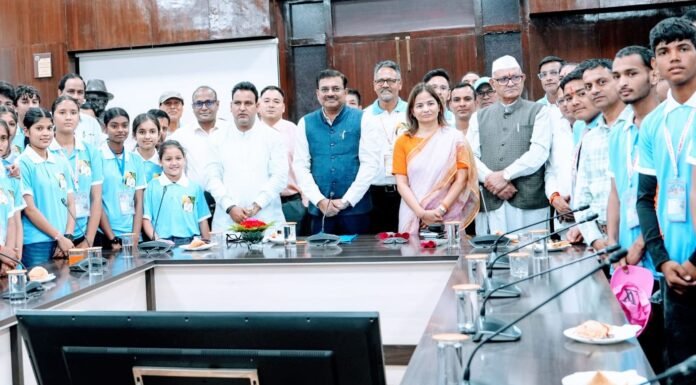 Uttarakhand:-देवप्रयाग विधानसभा क्षेत्र के टॉपर विद्यार्थियों ने मुख्य सचिव आनन्द बर्द्धन से की मुलाकात