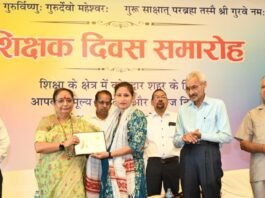 Pauri Garhwal:-शिक्षक दिवस से पूर्व विधानसभा अध्यक्ष उत्तराखंड ऋतु खण्डूडी ने कोटद्वार में किया निजी विद्यालयों के प्रधानाचार्यों एवं शिक्षक-शिक्षिकाओं का सम्मान