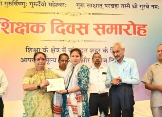 Pauri Garhwal:-शिक्षक दिवस से पूर्व विधानसभा अध्यक्ष उत्तराखंड ऋतु खण्डूडी ने कोटद्वार में किया निजी विद्यालयों के प्रधानाचार्यों एवं शिक्षक-शिक्षिकाओं का सम्मान