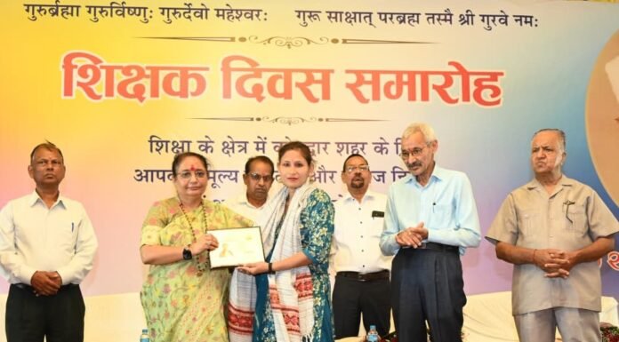 Pauri Garhwal:-शिक्षक दिवस से पूर्व विधानसभा अध्यक्ष उत्तराखंड ऋतु खण्डूडी ने कोटद्वार में किया निजी विद्यालयों के प्रधानाचार्यों एवं शिक्षक-शिक्षिकाओं का सम्मान