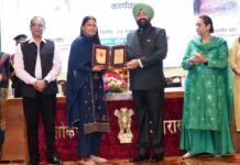 Dehradun:-राज्यपाल गुरमीत सिंह ने अधिकारियों,कर्मचारियों और उनके परिजनों से किया आत्मीय संवाद,उत्कृष्ट कार्यों के लिए कार्मिकों को किया सम्मानित
