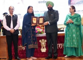 Dehradun:-राज्यपाल गुरमीत सिंह ने अधिकारियों,कर्मचारियों और उनके परिजनों से किया आत्मीय संवाद,उत्कृष्ट कार्यों के लिए कार्मिकों को किया सम्मानित
