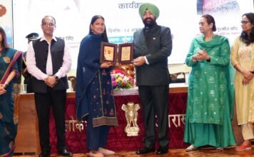 Dehradun:-राज्यपाल गुरमीत सिंह ने अधिकारियों,कर्मचारियों और उनके परिजनों से किया आत्मीय संवाद,उत्कृष्ट कार्यों के लिए कार्मिकों को किया सम्मानित