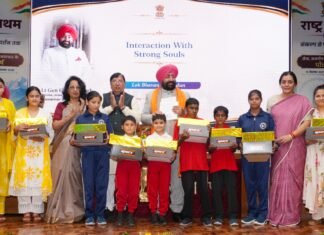 Dehradun:-राज्यपाल गुरमीत सिंह ने लोक भवन में आयोजित कार्यक्रम में टीबी रोगियों,दिव्यांगजनों एवं अनाथ बच्चों से किया आत्मीय संवाद