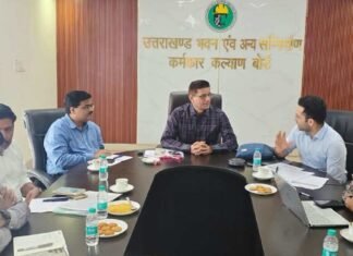 Uttarakhand:-मुख्यमंत्री पुष्कर धामी की श्रमिक स्वास्थ्य पहल बनी दूसरे राज्यों के लिए प्रेरणा,उत्तर प्रदेश की टीम ने किया उत्तराखण्ड के मॉडल का अध्ययन