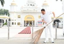 Dehradun:-सेवा संकल्प अभियानश् के तहत नानकमत्ता पहुंचे मुख्यमंत्री धामी,स्वच्छता अभियान में किया श्रमदान
