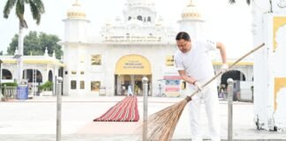 Dehradun:-सेवा संकल्प अभियानश् के तहत नानकमत्ता पहुंचे मुख्यमंत्री धामी,स्वच्छता अभियान में किया श्रमदान