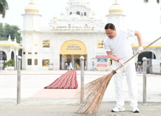 Dehradun:-सेवा संकल्प अभियानश् के तहत नानकमत्ता पहुंचे मुख्यमंत्री धामी,स्वच्छता अभियान में किया श्रमदान