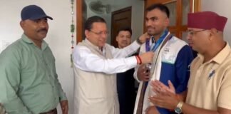 Khatima:-एशियन गेम्स में कांस्य पदक जीतने वाले बॉक्सर कपिल पोखरिया ने मुख्यमंत्री धामी से की भेंट