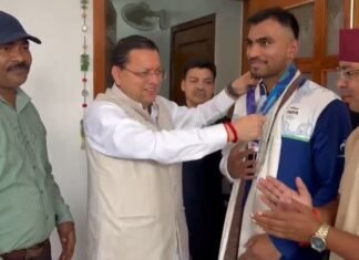 Khatima:-एशियन गेम्स में कांस्य पदक जीतने वाले बॉक्सर कपिल पोखरिया ने मुख्यमंत्री धामी से की भेंट