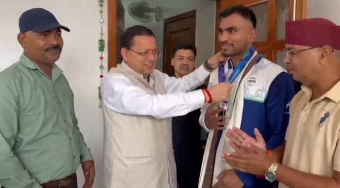 Khatima:-एशियन गेम्स में कांस्य पदक जीतने वाले बॉक्सर कपिल पोखरिया ने मुख्यमंत्री धामी से की भेंट