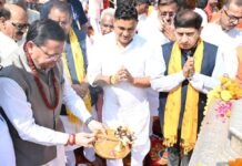 Haridwar:-प्रधानमंत्री नरेन्द्र मोदी के सार्वजनिक सेवा के 25 वर्ष पूर्ण होने पर मुख्यमंत्री धामी ने मंत्रिमंडल के सहयोगियों के साथ हरकी पैड़ी पर किया गंगा पूजन एवं आरती