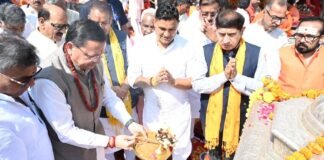 Haridwar:-प्रधानमंत्री नरेन्द्र मोदी के सार्वजनिक सेवा के 25 वर्ष पूर्ण होने पर मुख्यमंत्री धामी ने मंत्रिमंडल के सहयोगियों के साथ हरकी पैड़ी पर किया गंगा पूजन एवं आरती