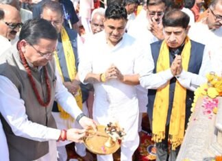 Haridwar:-प्रधानमंत्री नरेन्द्र मोदी के सार्वजनिक सेवा के 25 वर्ष पूर्ण होने पर मुख्यमंत्री धामी ने मंत्रिमंडल के सहयोगियों के साथ हरकी पैड़ी पर किया गंगा पूजन एवं आरती