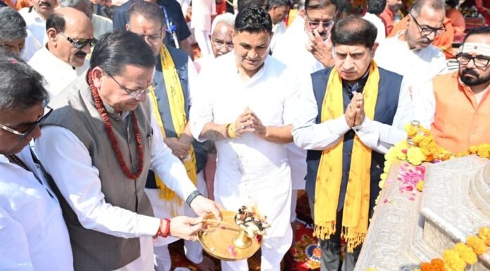 Haridwar:-प्रधानमंत्री नरेन्द्र मोदी के सार्वजनिक सेवा के 25 वर्ष पूर्ण होने पर मुख्यमंत्री धामी ने मंत्रिमंडल के सहयोगियों के साथ हरकी पैड़ी पर किया गंगा पूजन एवं आरती