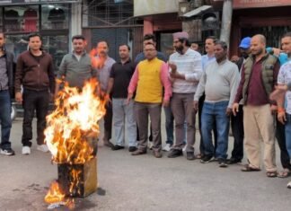 Uttarakhand:-कांग्रेस के कथित दलित-विरोधी बयानों के विरोध में भाजपा अनुसूचित मोर्चा ने किया पुतला दहन