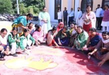 Kotdwar:-विधानसभा अध्यक्ष ऋतु खण्डूडी ने सेवा संकल्प अभियान के अंतर्गत छात्राओं एवं भाजपा कार्यकर्ताओं के साथ बनाई आकर्षक रंगोलियां