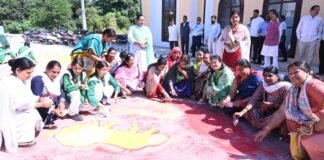 Kotdwar:-विधानसभा अध्यक्ष ऋतु खण्डूडी ने सेवा संकल्प अभियान के अंतर्गत छात्राओं एवं भाजपा कार्यकर्ताओं के साथ बनाई आकर्षक रंगोलियां