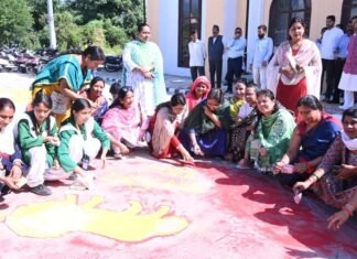 Kotdwar:-विधानसभा अध्यक्ष ऋतु खण्डूडी ने सेवा संकल्प अभियान के अंतर्गत छात्राओं एवं भाजपा कार्यकर्ताओं के साथ बनाई आकर्षक रंगोलियां