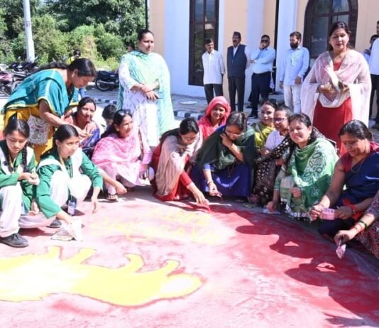 Kotdwar:-विधानसभा अध्यक्ष ऋतु खण्डूडी ने सेवा संकल्प अभियान के अंतर्गत छात्राओं एवं भाजपा कार्यकर्ताओं के साथ बनाई आकर्षक रंगोलियां