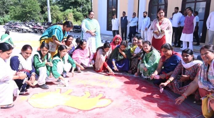 Kotdwar:-विधानसभा अध्यक्ष ऋतु खण्डूडी ने सेवा संकल्प अभियान के अंतर्गत छात्राओं एवं भाजपा कार्यकर्ताओं के साथ बनाई आकर्षक रंगोलियां