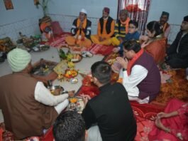 Pithoragarh:-मुख्यमंत्री पुष्कर सिंह धामी ने पैतृक गांव हड़खोला स्थित श्री हरि चंद देवता मंदिर में की पूजा-अर्चना