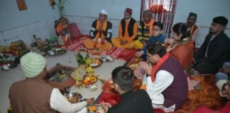 Pithoragarh:-मुख्यमंत्री पुष्कर सिंह धामी ने पैतृक गांव हड़खोला स्थित श्री हरि चंद देवता मंदिर में की पूजा-अर्चना