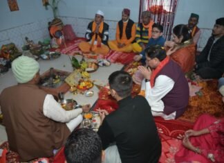 Pithoragarh:-मुख्यमंत्री पुष्कर सिंह धामी ने पैतृक गांव हड़खोला स्थित श्री हरि चंद देवता मंदिर में की पूजा-अर्चना