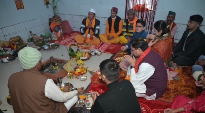 Pithoragarh:-मुख्यमंत्री पुष्कर सिंह धामी ने पैतृक गांव हड़खोला स्थित श्री हरि चंद देवता मंदिर में की पूजा-अर्चना