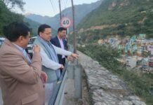 Uttarakhand:-श्रीनगर से सड़क मार्ग से देहरादून लौटते हुए मुख्यमंत्री धामी ने किया राष्ट्रीय राजमार्ग का स्थलीय निरीक्षण