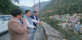 Uttarakhand:-श्रीनगर से सड़क मार्ग से देहरादून लौटते हुए मुख्यमंत्री धामी ने किया राष्ट्रीय राजमार्ग का स्थलीय निरीक्षण